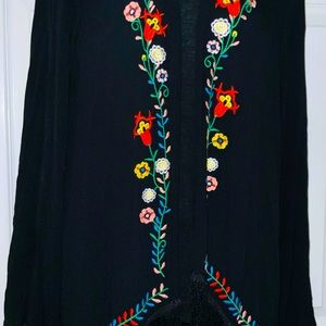 Ladies Small Retro-Inspired Fringed Shawl